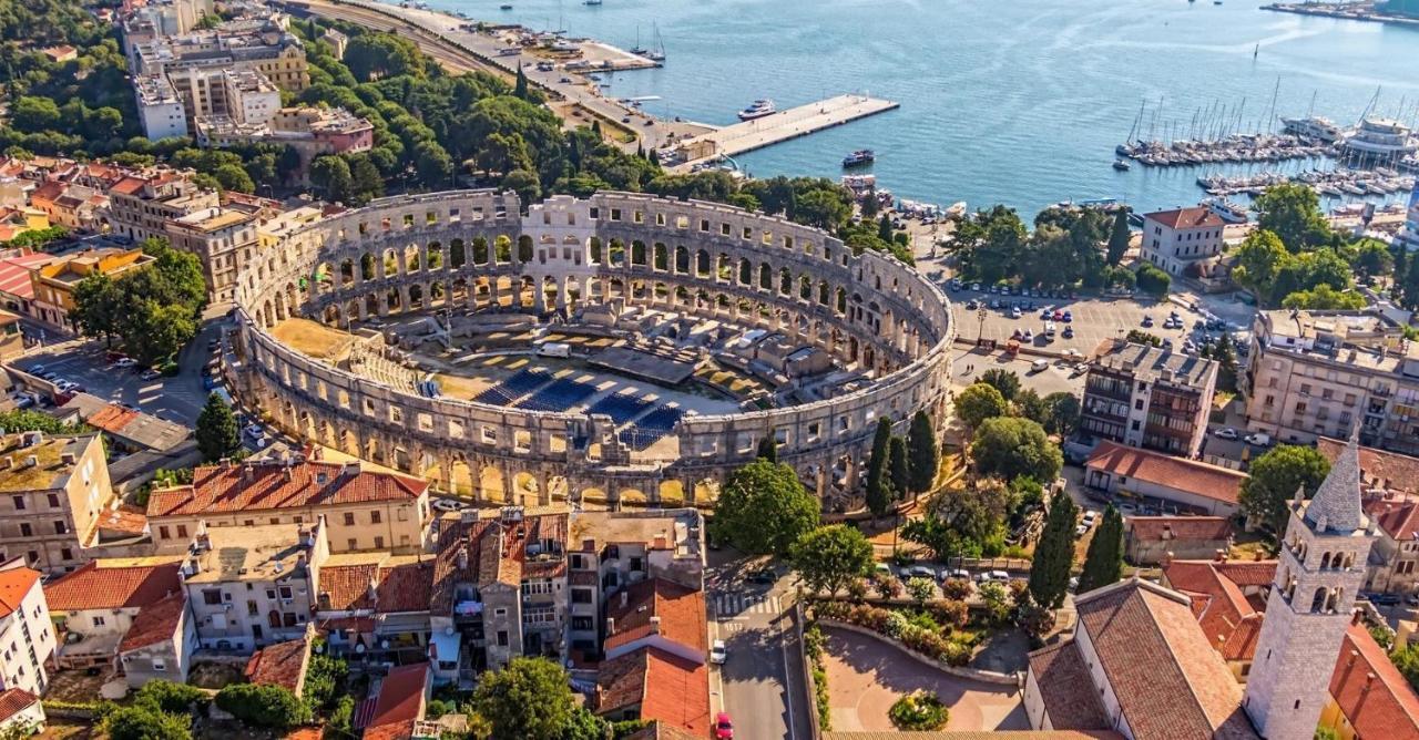 Esther * Pula